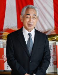 <p>　北海道寿都町長選で６選を決め、取材に応じる片岡春雄氏＝２６日夜</p>