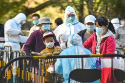 <p>　ＰＣＲ検査を受けに訪れた市民ら＝２７日、北京（ＣＮＳ＝共同）</p>