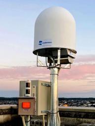 <p>　千葉県八街市役所の屋上に設置された小型気象レーダー（ウェザーニューズ提供）</p>