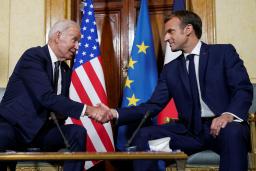 <p>　２９日、ローマで会談し握手するバイデン米大統領（左）とフランスのマクロン大統領（ロイター＝共同）</p>