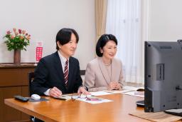 <p>　国立印刷局の東京工場をオンラインで視察される秋篠宮ご夫妻＝１日午前、東京・元赤坂の赤坂御用地（宮内庁提供）</p>
