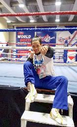 <p>　ボクシングの男子世界選手権で準々決勝進出を決め、試合後にポーズを決める岡沢セオン＝１日、ベオグラード（コーチ提供・共同）</p>