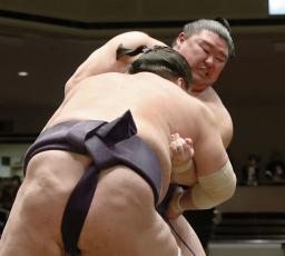 <p>　秋場所で照ノ富士（手前）とぶつかり合う正代＝９月、両国国技館</p>