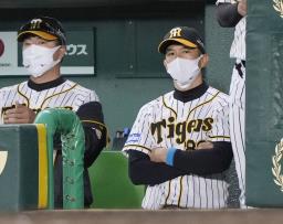 <p>　巨人に敗れ、ベンチで腕組みする阪神・矢野監督（右）＝甲子園</p>