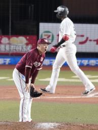 <p>　８回ロッテ２死、エチェバリア（奥）に同点ソロを浴びた楽天・松井＝ＺＯＺＯマリン</p>