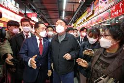 <p>　ソウルの市場を訪れた韓国の最大野党「国民の力」の尹錫悦氏（中央）＝６日（聯合＝共同）</p>