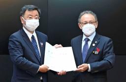 <p>　松野官房長官（左）と会談し、要請書を手渡す沖縄県の玉城デニー知事＝６日午後、沖縄県庁</p>