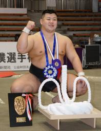 <p>　相撲の全国学生選手権の個人戦で初優勝し、ポーズをとる日大の川副圭太＝堺市大浜相撲場</p>