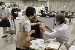 <p>　自動車関連部品メーカーなどの従業員を対象に行われた職場接種＝６月、岡山県総社市</p>