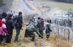 <p>　８日、ベラルーシとポーランドとの国境地帯に集まった難民ら（タス＝共同）</p>