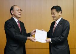 <p>　中教審の渡辺光一郎会長（左）から教員免許更新制に関する報告書を受け取る末松文科相＝１５日午後、文科省</p>