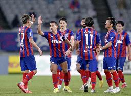 <p>　９月１８日の横浜ＦＣ戦で圧勝し、タッチを交わす長友（左から２人目）らＦＣ東京イレブン＝味スタ</p>