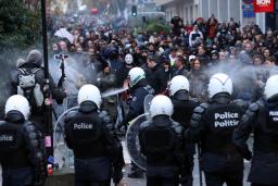 <p>　２１日、ブリュッセルでデモ隊に応酬する警察（ゲッティ＝共同）</p>