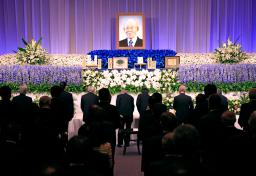 <p>　２０１４年にノーベル物理学賞を受賞し今年４月に亡くなった赤崎勇さんをしのぶ会＝２２日午後、名古屋市</p>