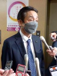 <p>　自民党本部に抗議文を提出後、取材に応じる神奈川県連の土井隆典幹事長＝２２日午後、東京・永田町の党本部</p>