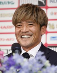 <p>　引退記者会見で笑顔を見せるＣ大阪の大久保嘉人＝２２日、大阪市</p>