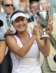 <p>　２０１３年７月、テニスのウィンブルドン選手権女子ダブルスで優勝した中国の彭帥さん＝ウィンブルドン（共同）</p>
