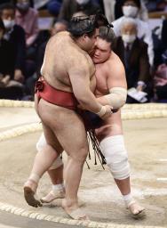 <p>　照ノ富士（右）が寄り切りで高安を下す＝福岡国際センター</p>