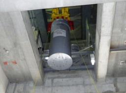<p>　クレーンの故障で宙づりとなった東京電力福島第１原発のセシウム吸着塔＝９日（東京電力提供）</p>