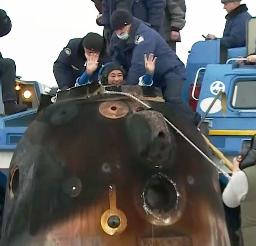 <p>　２０日、カザフスタン・ジェスカズガン近くの平原に着陸し、宇宙船から手を振る前沢友作さん（ロスコスモスのユーチューブ映像より、共同）</p>