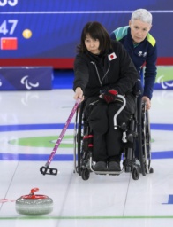 <p>　日本―中国　第１エンド、ショットを放つ小川亜希＝コルティナダンペッツォ（共同）</p>