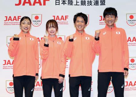 <p>　アジア大会マラソン日本代表に内定した（左から）矢田みくに、佐藤早也伽、吉田祐也、山下一貴＝２７日、東京都渋谷区（代表撮影）</p>