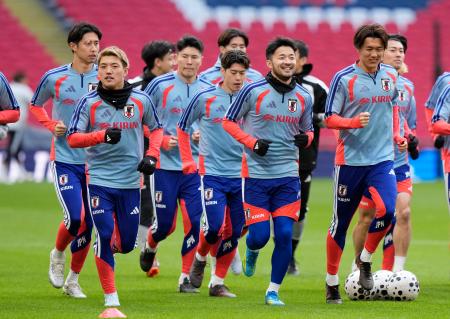 <p>　イングランド戦に向け最終調整する堂安（手前左）ら日本代表＝ロンドン（共同）</p>
