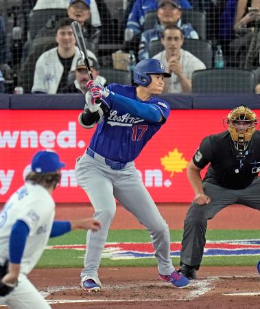 <p>　ブルージェイズ戦の３回、投手内野安打を放つドジャース・大谷＝トロント（共同）</p>
