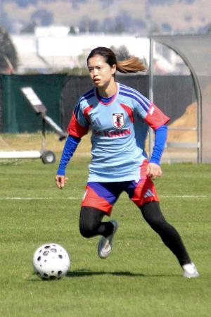 <p>　練習するサッカー女子日本代表主将の長谷川＝オークランド（共同）</p>
