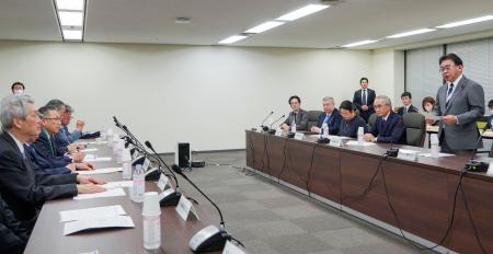 <p>　医療関係団体の代表者（左側）と面会する上野厚労相（右端）＝１０日、東京都千代田区</p>