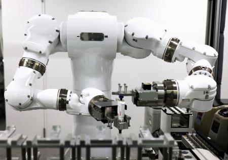 <p>　「ロボット未来創造センター」で披露された２本の腕を備えたロボット＝１５日午後、東京都文京区の東京科学大</p>