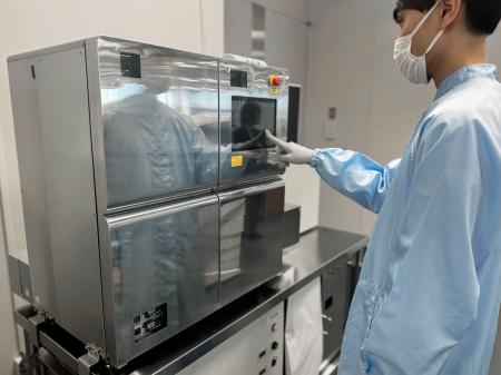 <p>　パナソニックＨＤが開発したｉＰＳ細胞の自動作製装置＝２０日午後、大阪市内</p>