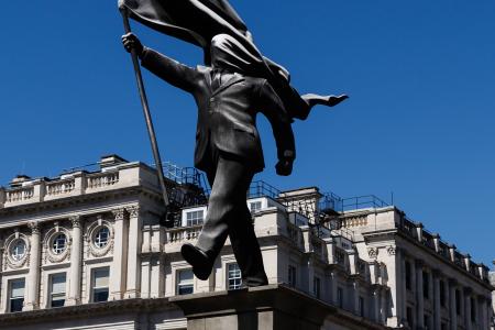 <p>　ロンドン中心部に設置されたバンクシーの新作とみられる大型彫像＝４月３０日（ゲッティ＝共同）</p>