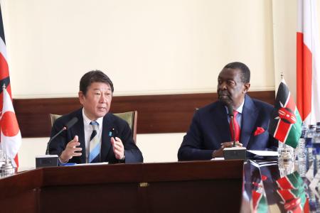 <p>　ケニアのムダバディ外相（右）と会談する茂木外相＝３日、ナイロビ（共同）</p>