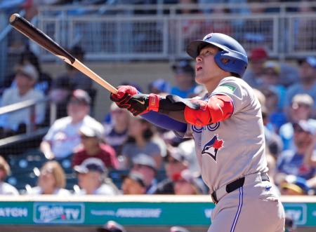 <p>　ツインズ戦の９回、３試合連続の本塁打となる９号２ランを放つブルージェイズ・岡本＝ミネアポリス（ロイター＝共同）</p>