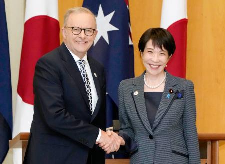 <p>　会談前に握手する高市首相（右）とオーストラリアのアルバニージー首相＝４日、キャンベラ（共同）</p>