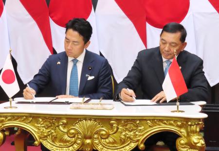 <p>　防衛協力拡大に向けた協定に署名する小泉防衛相（左）とインドネシアのシャフリィ国防相＝４日、ジャカルタ（共同）</p>