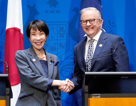 <p>　共同記者発表を終え、握手する高市首相（左）とオーストラリアのアルバニージー首相。経済安全保障協力に関する共同宣言を発表した＝４日、キャンベラ（共同）</p>