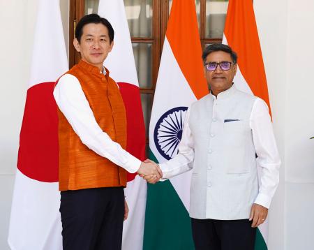 <p>　インドのミスリ外務次官（右）と握手する自民党の小林政調会長＝４日、インド・ニューデリー（共同）</p>