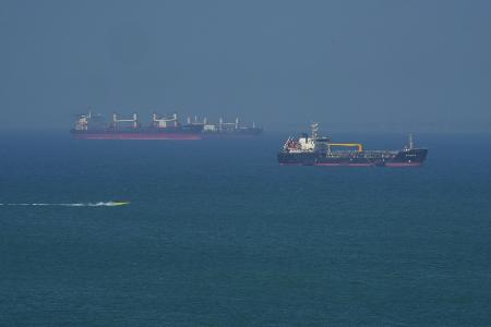 <p>　４月２８日、イラン沖のホルムズ海峡に浮かぶ石油タンカー（ゲッティ＝共同）</p>