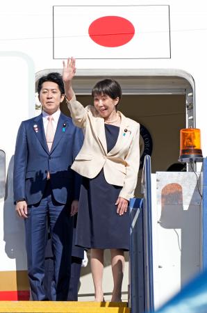 <p>　ベトナム、オーストラリア歴訪を終え、帰国の途に就く高市首相＝５日、キャンベラ（共同）</p>