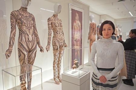 <p>　「コスチューム・アート展」で、自らの作品（左２点）のそばに立つ廣川玉枝さん＝４日、米ニューヨークのメトロポリタン美術館（共同）</p>