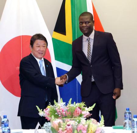 <p>　南アフリカのラモラ国際関係・協力相（右）と握手を交わす茂木外相＝５日、プレトリア（共同）</p>