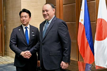 <p>　握手を交わす小泉防衛相（左）とフィリピンのテオドロ国防相＝５日、マニラ（共同）</p>