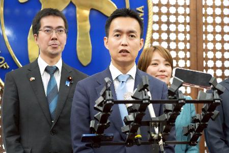 <p>　記者団の取材に応じる自民党青年局の平沼正二郎局長（中央）＝５日、台北市（共同）</p>