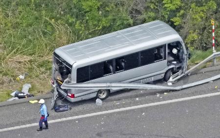 <p>　福島県郡山市の磐越自動車道でガードレールに衝突したマイクロバス＝６日午後０時１８分（共同通信社ヘリから）</p>