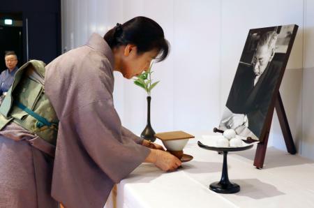 <p>　佐藤春夫の「御供茶式」で遺影に茶を供える地元の茶道愛好家＝６日午前、和歌山県新宮市</p>