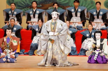 <p>　「日本こども歌舞伎まつり」に出演した石川県小松市の子どもたち＝６日午後、小松市</p>