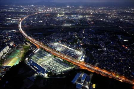 <p>　ゴールデンウイークの最終日、東京方面（下）へ向かう車で渋滞する東名高速道路の海老名サービスエリア付近＝６日午後６時５７分（共同通信社ヘリから）</p>