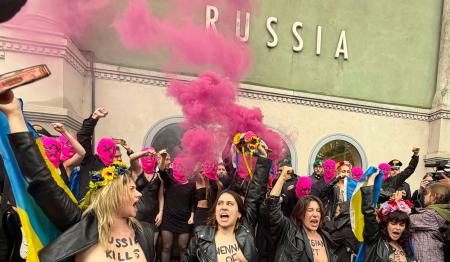 <p>　ロシア館前で抗議活動を行うアーティスト集団「プッシー・ライオット」のメンバー＝６日、イタリア・ベネチア（共同）</p>